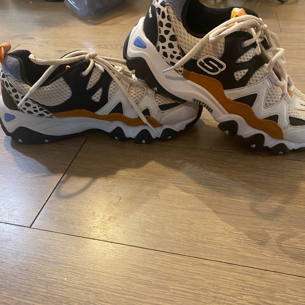 SOLD Skechers sneakers